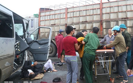 Hiện trường vụ tai nạn giao thông đặc biệt nghiêm trọng làm 3 người chết, 16 người bị thương tại Kim Bảng, Hà Nam.
